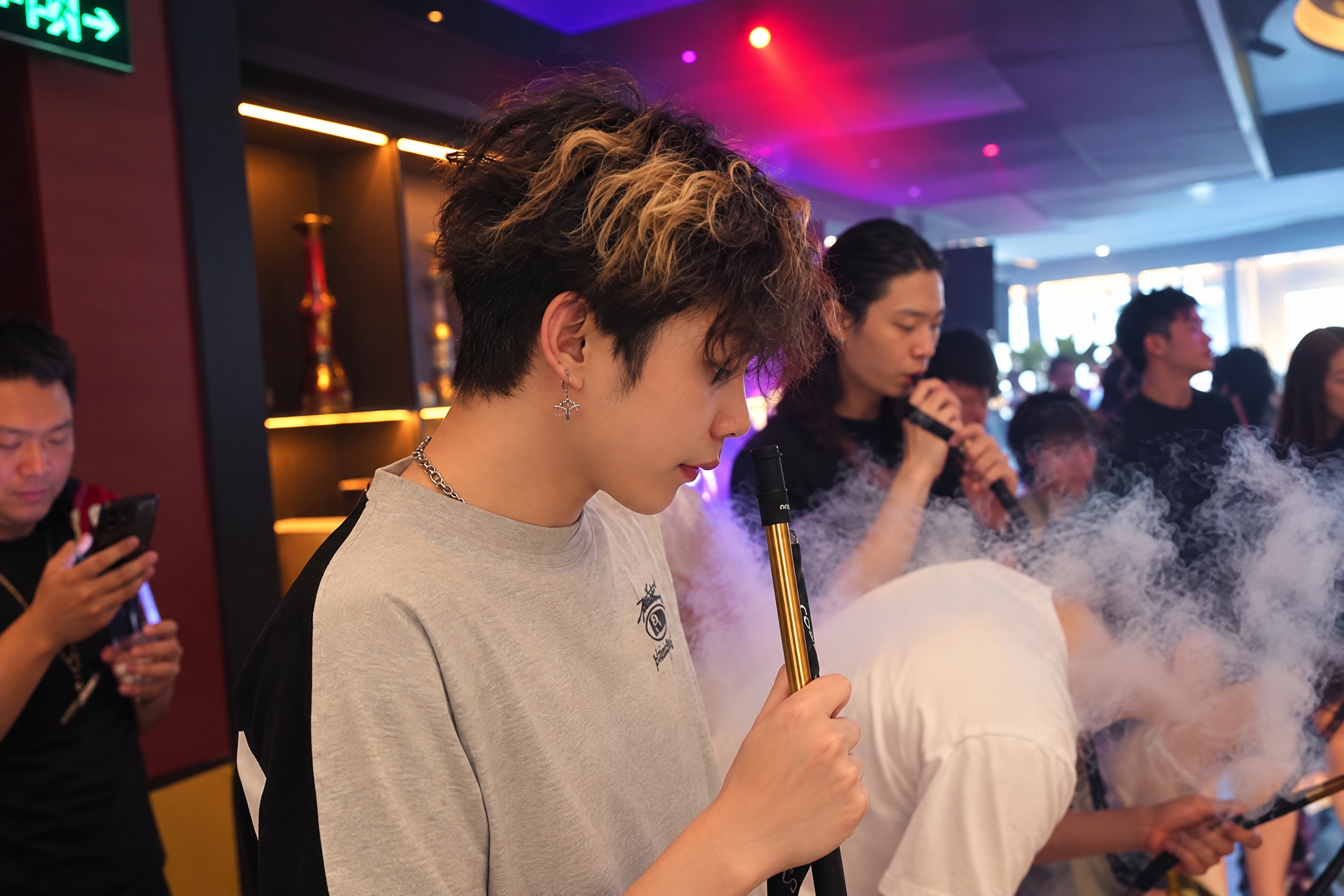 提升整体画质，去除噪点，增强精修质感，保留真实自然的写实质感，… - 图片创意预览
