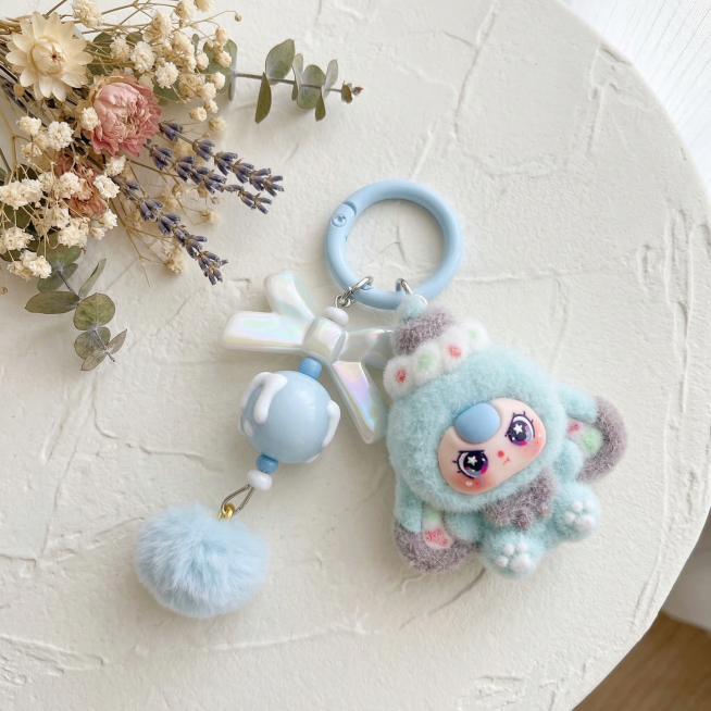 将这张毛绒挂件商品的背景换成奶油风ins风格，保持主体挂件商品结构和颜色完全不变，只更换背景。让商品居中放置，商品大小比例合适不要太小。背景为奶白色肌理感桌面，左上角点缀干燥花装饰，柔和自然光，光影温预览效果