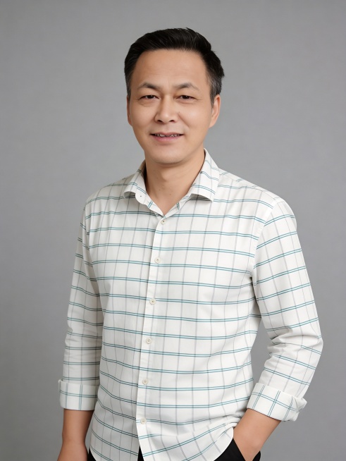 参考原图人物脸型、发型、年龄特征，适当放大眼睛保持比例自然，生成专业职场形象照，肤色均匀美白，保留浅白底绿条纹衬衫穿搭，左手插兜站姿，中度灰色纯色背景，健康清透哑光肌，3:4比例，画质清晰细节自然预览效果