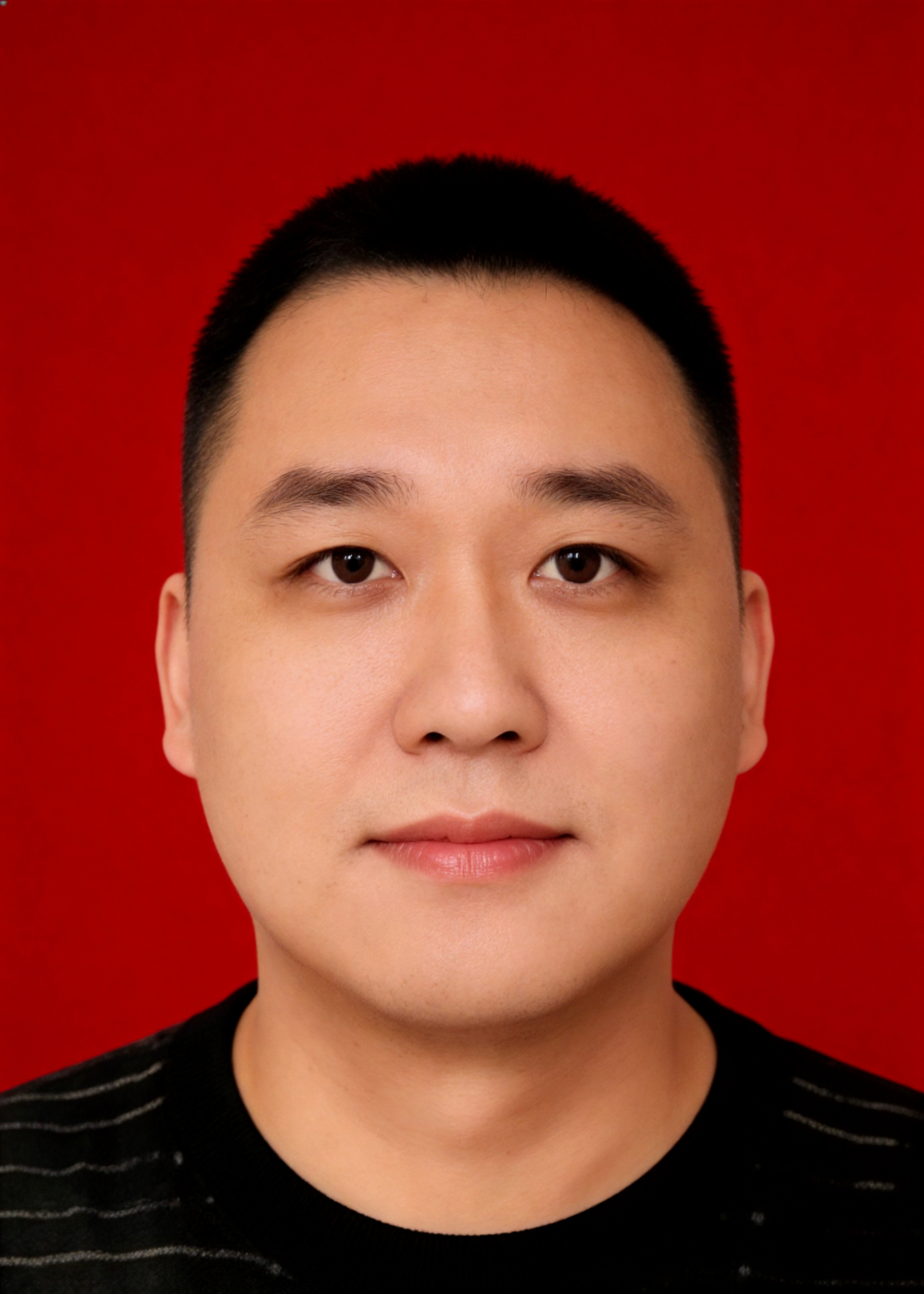 保留第一张图中人物发型、脸型、年龄特征生成标准样式纯正面证件照… - 图片创意预览