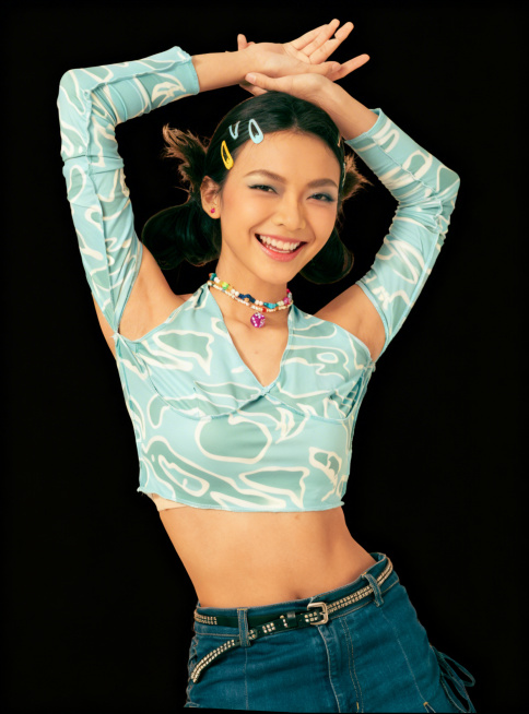 将图中人物替换为表情开心笑着的女生，保持人物原有姿势、服装和配饰不变，保留黑色背景，画面整体风格和光影和原图一致，加入舞蹈氛围预览效果