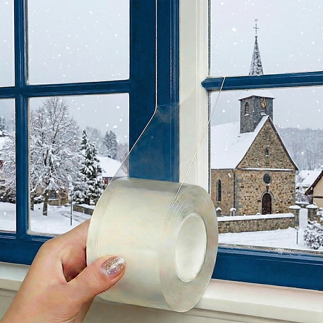 把背景换成国外的雪天的各种地方，窗户栏生成深蓝色生成10张照片