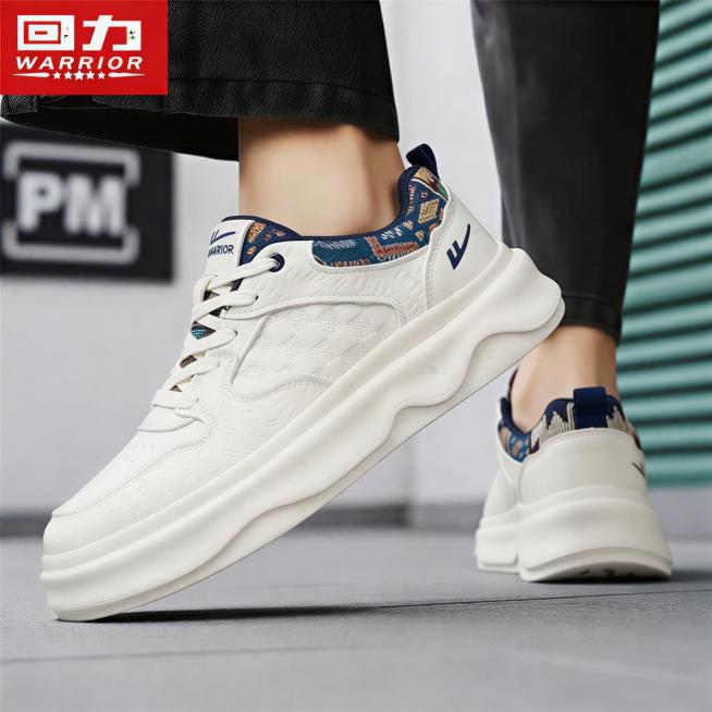 将第一张图中米白色藏蓝色装饰的回力板鞋，替换到第二张图中模特穿着的鞋子位置，保持第二张图的鞋子角度、光影、背景完全一致，自然融合，鞋子装饰为藏蓝色预览效果