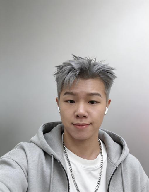 修改为韩国偶像风格，柔焦光线，马卡龙浅灰背景，伪素颜精致妆感，把衣服换成oversize廓形连帽衫，让发丝更蓬松，加上治愈的微笑预览效果