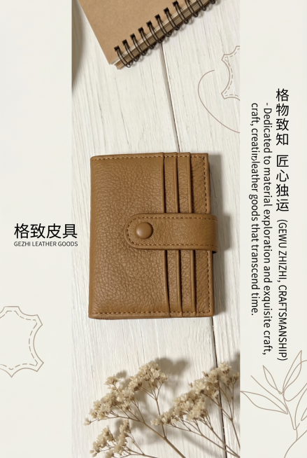 [主图-2] 品牌理念展示屏。严格还原上传产品图所有细节：包装设计、颜色、LOGO位置、文字内容、图案元素完全一致，不得改变设计和配色。保持荔枝纹皮革哑光细腻质感、金属按扣冷亮质感，整体复刻参考图设计预览效果
