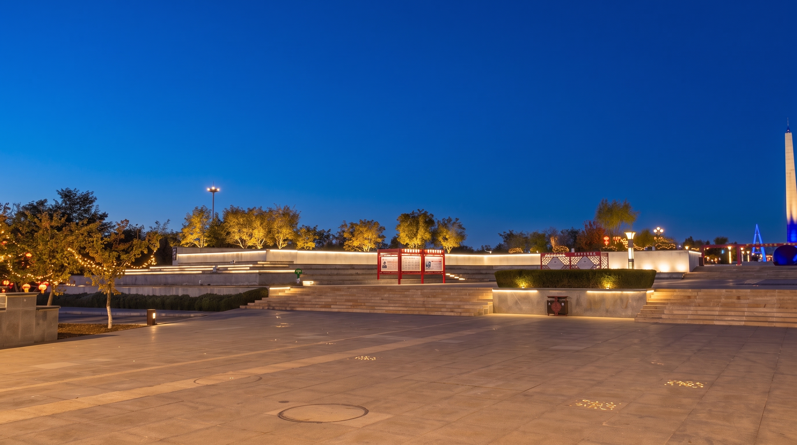 将这张白天的广场照片修改为夜景，营造夜间光环境，整体画面干净温… - 图片创意预览