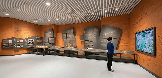 现代感与科技感交织的展厅，采用双色设计风与几何风布局，橙黑对比强化视觉冲击，浮雕式展板呈现极繁主义细节，融合商务感与信息可视化，营造沉浸式观展体验。