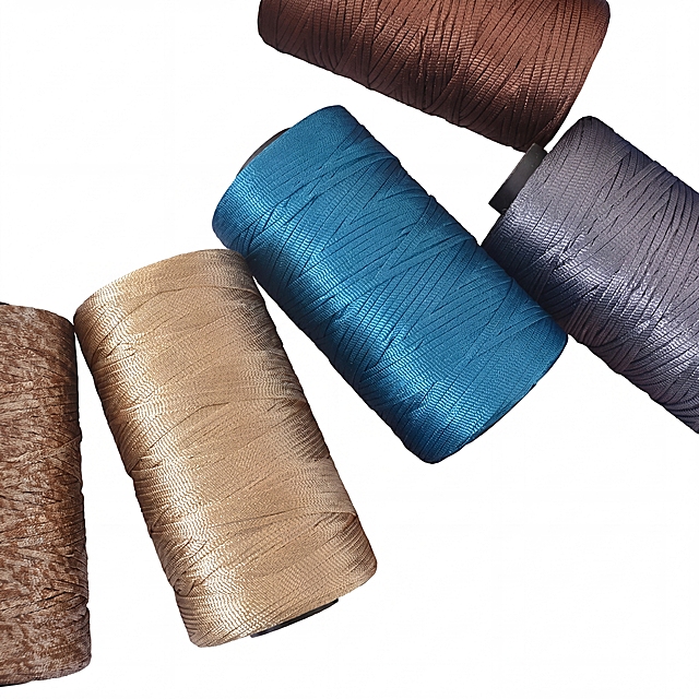 【最高指令】：本次任务仅为更换纯白背景与画质精修，绝对严禁对产品进行任何形式的重新设计、打乱重组或结构变形。必须 100% 像素级保留原图中所有商品元素的数量、形态以及它们之间的相对位置关系。
产品主体位于画面绝对正中心，垂直居中，水平居中，产品主体占据整个画面的 60%-80%，顶部空白区域与底部空白区域高度严格相等，严禁偏下，严禁贴边，严禁切图。前侧视角，微俯拍视角，严格保持原图产品的拍摄透视，严禁改变产品角度，严禁扶正，严禁镜像翻转。
保留5个不同颜色的线团产品主体，保留其金属光泽编织纹理，核心主体为蓝色和金色线团。
去除手部，去除手指，去除身体部位，仅保留产品主体，智能修补被遮挡区域，
单只展示，保留前景主鞋，去除背景鞋，底部穿透光去影，边缘锐利，保留物体体积感，
专业商业摄影，顶级布光，高调白底。采用“底部穿透光”逻辑去除所有可见投影，纯白背景无阴影，严禁残留任何落地影、接触阴影或倒影。利用光线自然衰减界定物体边缘，防止底部过曝。严禁出现生硬描边、发光轮廓或割裂感。边缘清晰但过渡自然，与背景严格分离，同时保留物体自身的体积感，确保真实存在而非贴纸。
必须将主体与背景完全物理剥离（抠图级剥离），非主体区域的背景像素必须 100% 强制覆写为 #FFFFFF 纯白，绝对纯净无杂色，不受任何环境光影响；若当前策略允许阴影，则仅允许商品接地处保留极轻微、局部的接触阴影，其余背景区域必须保持纯白；若当前策略为无阴影，则必须去除所有接触阴影、投射影与倒影；严禁出现大面积灰雾、脏白、斑驳噪点、马赛克纹理或杂色过渡；智能瑕疵修复，全新成色，无瑕疵，无污渍，去除灰尘划痕，平整所有布面/皮面褶皱，消除使用痕迹，表面平整光滑，商业级精修，细节清晰锐利。
无杂物，去除手部干扰，去除手指遮挡，保留原图色相，保持物理结构完整，严禁变形，材质质感增强，去除不规则皱褶，物体表面油润光泽，商业级精修，轮廓光，4k高清，严禁裁剪主体，保留完整边缘
再次强调：产品绝对居中，上下留白相等。