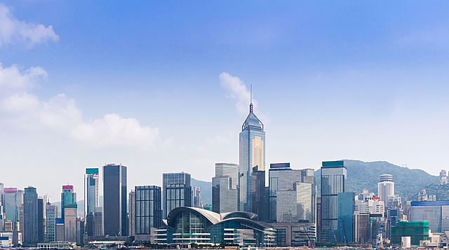 截掉图片下方水中倒影部分，只保留城市建筑群和蓝天，保留画面上方的内容，去除下半截水面