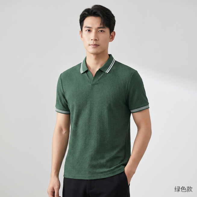 [主图 2] 绿色款polo衫模特穿搭展示图
[氛围风格] 高级松弛感日常休闲风，商业服装摄影
[画质] 商业摄影质感、光线柔和通透、产品清晰真实、画面干净高级
[元素] 同一位亚洲男模特穿着绿色华夫预览效果
