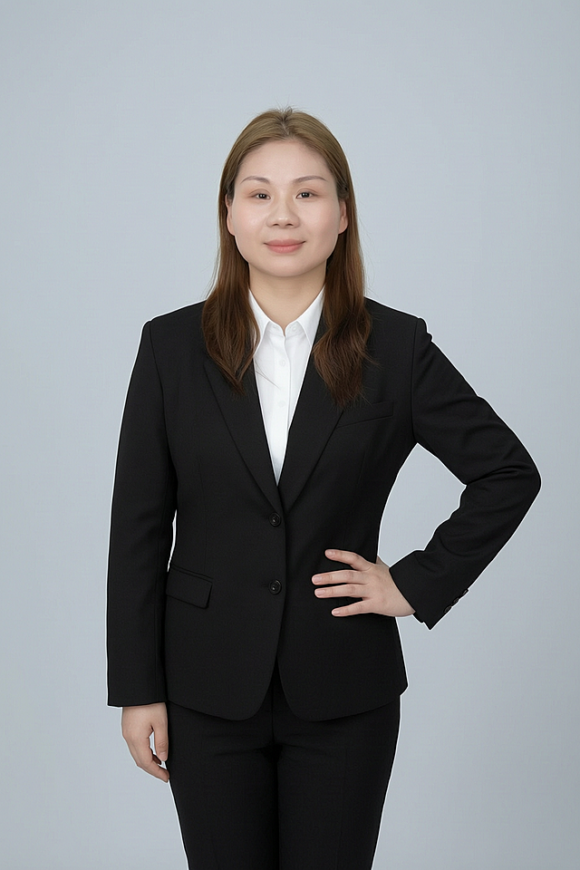 基于参考图生成一张形象照，人物身穿黑色亚面精纺面料西装外套和西裤，内搭白色衬衫，简约冷调浅灰色纯色背景，背景光线均匀柔和，呈现均匀柔和质感，极简干净，强化色彩对比的高级感，采用标准焦段50mm,F/4光圈，平视视角，镜头与人物视线齐平，人物占画面70%，人物居中，居中构图，入境范围为头部及以下至臀部下方10cm，半身像构图，身体呈松弛式挺拔状态，脊柱自然延展，重心均匀分布，肩部自然下沉，左手叉腰，手指自然弯曲搭在腰侧，手肘微向外展，右臂自然下垂，姿态端庄优雅，身形匀称，肢体自然，自信从容，整体手势松弛且优雅，动作幅度柔和，兼具专业感与亲和力，身姿挺拔有度，双肩自然下沉，手腕放松，比例为6:9