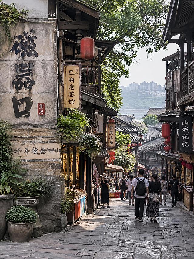 磁器口古镇高清实拍风景图，一条石板路千年磁器口，重庆古镇，巴渝民居建筑，古街小巷，吊脚楼，游人，真实摄影质感，纪实质感，3:4竖版构图