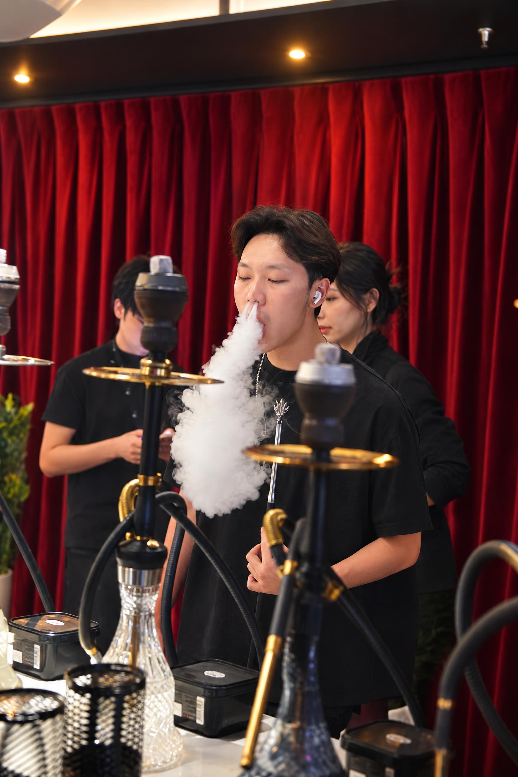提升整体画质，去除噪点，增强精修质感，保留真实自然的写实质感，… - 图片创意预览