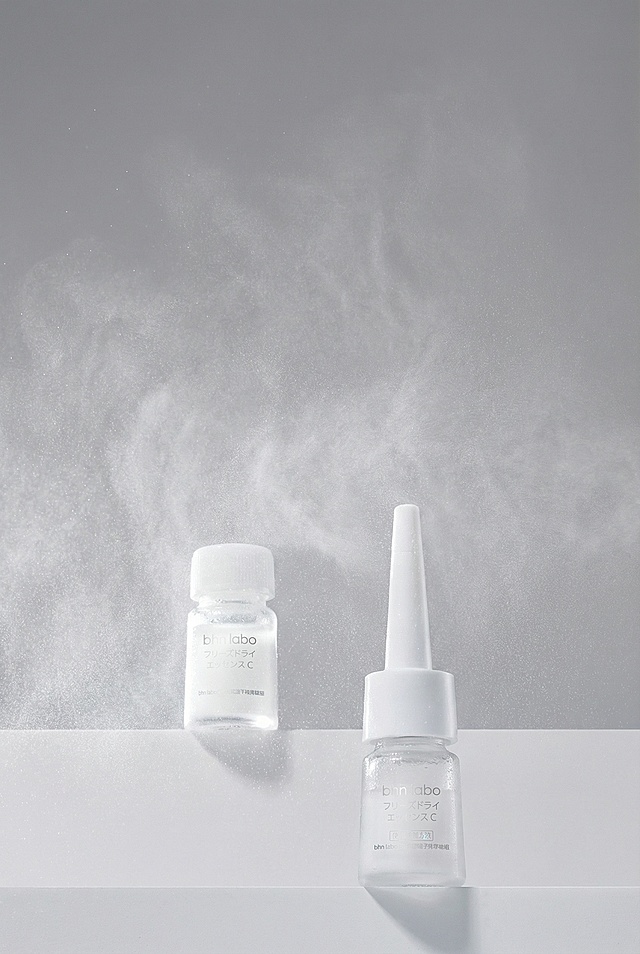 帮我给这张海报图背景加上水雾，看起来颇有设计感，整体保持不变，要保持清晰不违和