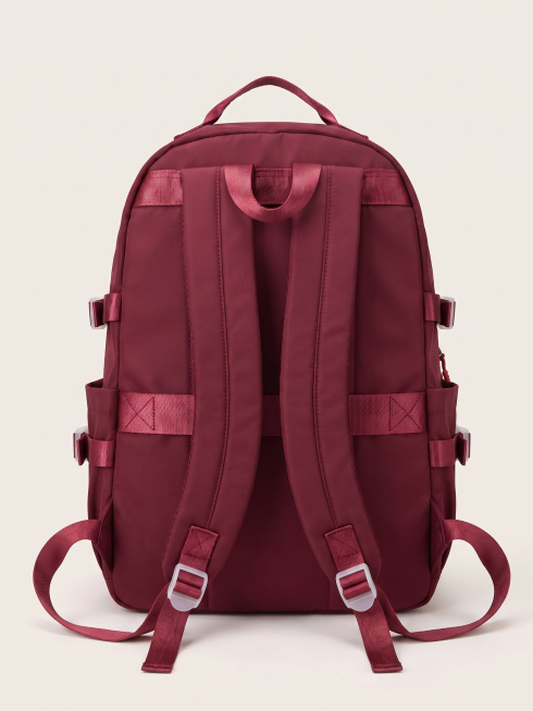 [主图 3] 双肩背包背面展示。保持原产品酒红色、材质、细节与原图绝对一致，杜绝变形和色差。极简纯色背景，商业棚拍，柔和时尚摄影光，高级感。商品主体占比60%-80%，平视背面视角，清晰展示背带结构，预览效果