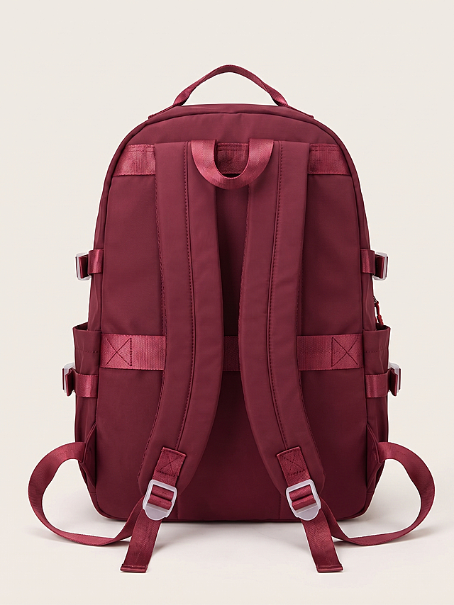 [主图 3] 双肩背包背面展示。保持原产品酒红色、材质、细节与原图绝对一致，杜绝变形和色差。极简纯色背景，商业棚拍，柔和时尚摄影光，高级感。商品主体占比60%-80%，平视背面视角，清晰展示背带结构，产品清晰真实，画面干净高级，2k分辨率。负向提示词：变形，水印，文字错乱，产品图模糊，背景杂乱。