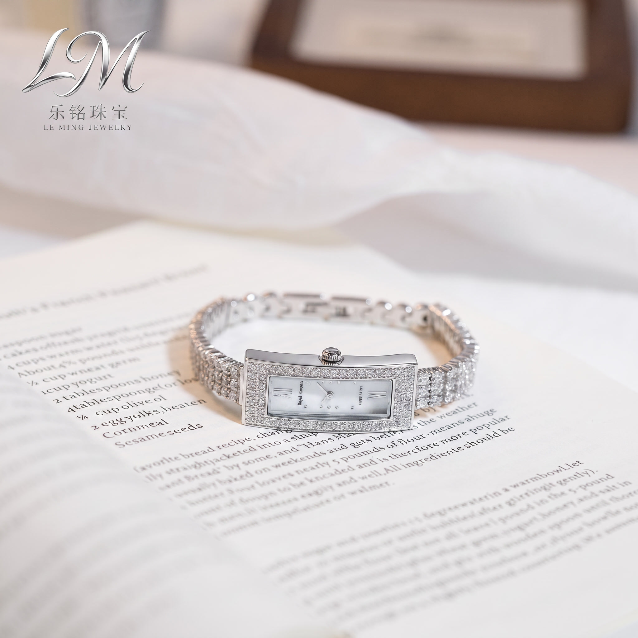 只处理手表产品，保持画面构图、内容、背景、品牌logo和所有细… - 图片创意预览