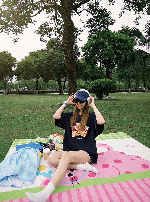 图一的垫子去掉换成图二的垫子，保持图二垫子真实质感与环境融合，图二垫子变大形状外观不变，保留图二垫子真实拍照风格，图片尺寸3:4