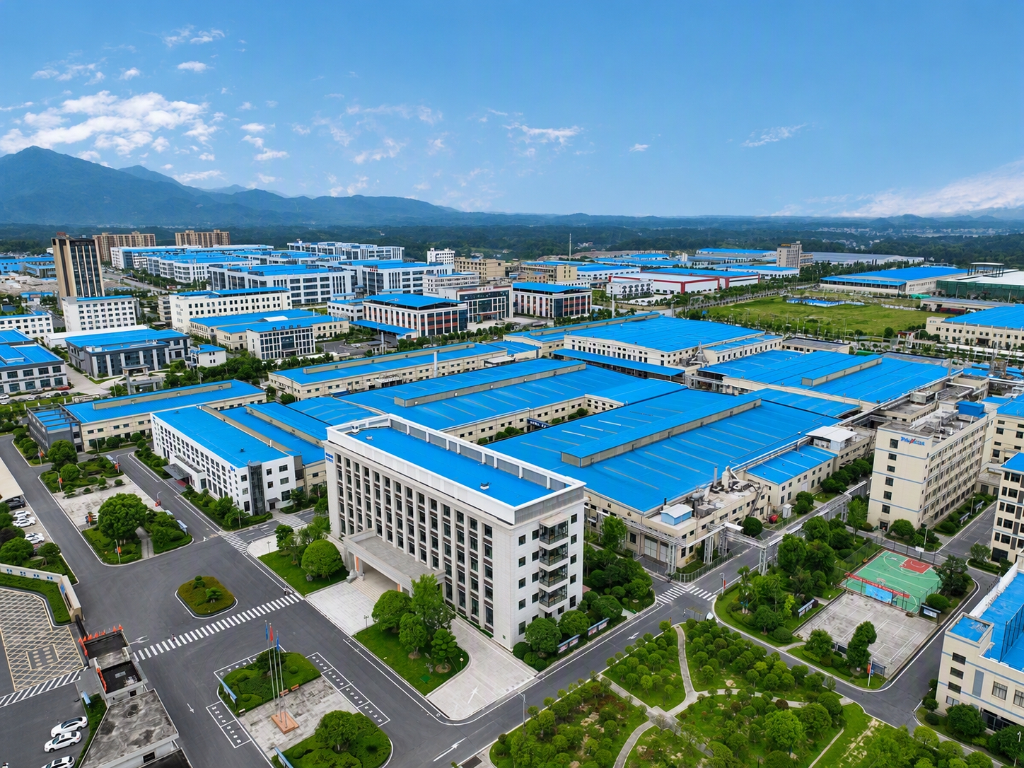 参考第一张图的风格对第二张图进行修图：将所有厂房和建筑的屋顶统… - 图片创意预览