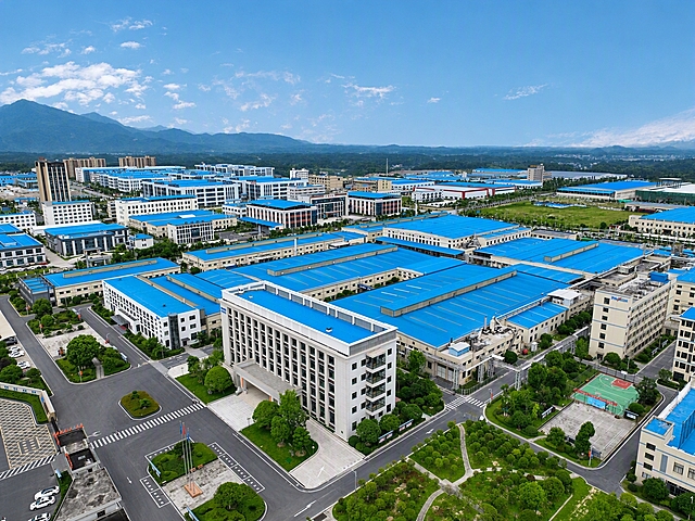 参考第一张图的风格对第二张图进行修图：将所有厂房和建筑的屋顶统一改为第一张图中明亮鲜艳的蓝色屋顶风格，保持建筑原有形状和结构不变，整体画面色调向第一张图的明亮清新工业风靠拢，绿化和道路质感也参考第一张图的风格，画面自然真实，不改变建筑轮廓和布局