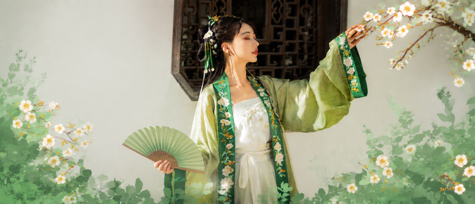 去掉图中所有文字，把人物手中托盘里的青团换成绿色纸扇，保留原图国风绿色清新风格、古风汉服和场景构图预览效果