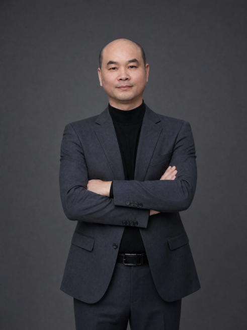 参考图中保留人物脸型、发型、年龄等特征生成职场形象照,标准焦段50mm,f/4光圈(f/2.8-f/4区间),平视视角(镜头与人物视线齐平);人物占画面70%,人物居中(居中构图),位于画面中心,为视预览效果