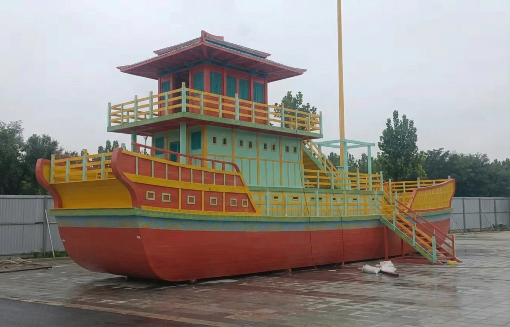 生成该仿古游船的其他角度高清图，保持色彩和建筑细节一致预览效果