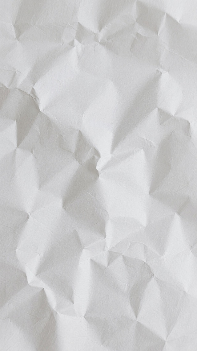 一张纯白色背景的图片，具有真实的纸张纹理，纸张表面布满了自然形成的、不规则的褶皱，这些褶皱呈现出深浅不一的白色阴影，整体风格简约、朴素，具有强烈的质感和真实感，光线柔和均匀地洒在纸张上，没有明显的光源方向，营造出一种安静、干净的氛围。