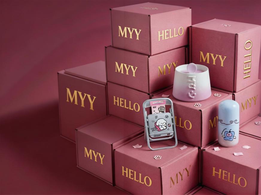 快递盒包装上的文字统一改为“MYY”和“HELLO”别出现其他英文字母预览效果