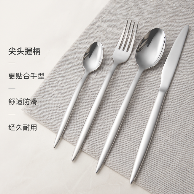 [主图-2] 尖尾叉刀勺套装核心品质展示。
[氛围风格] 家居治愈风，简洁干净质感；
[画质] 商业摄影质感、光线柔和通透、产品清晰真实、画面干净高级。
[元素] 四件套装餐具斜向排列在浅灰色纹理餐垫预览效果