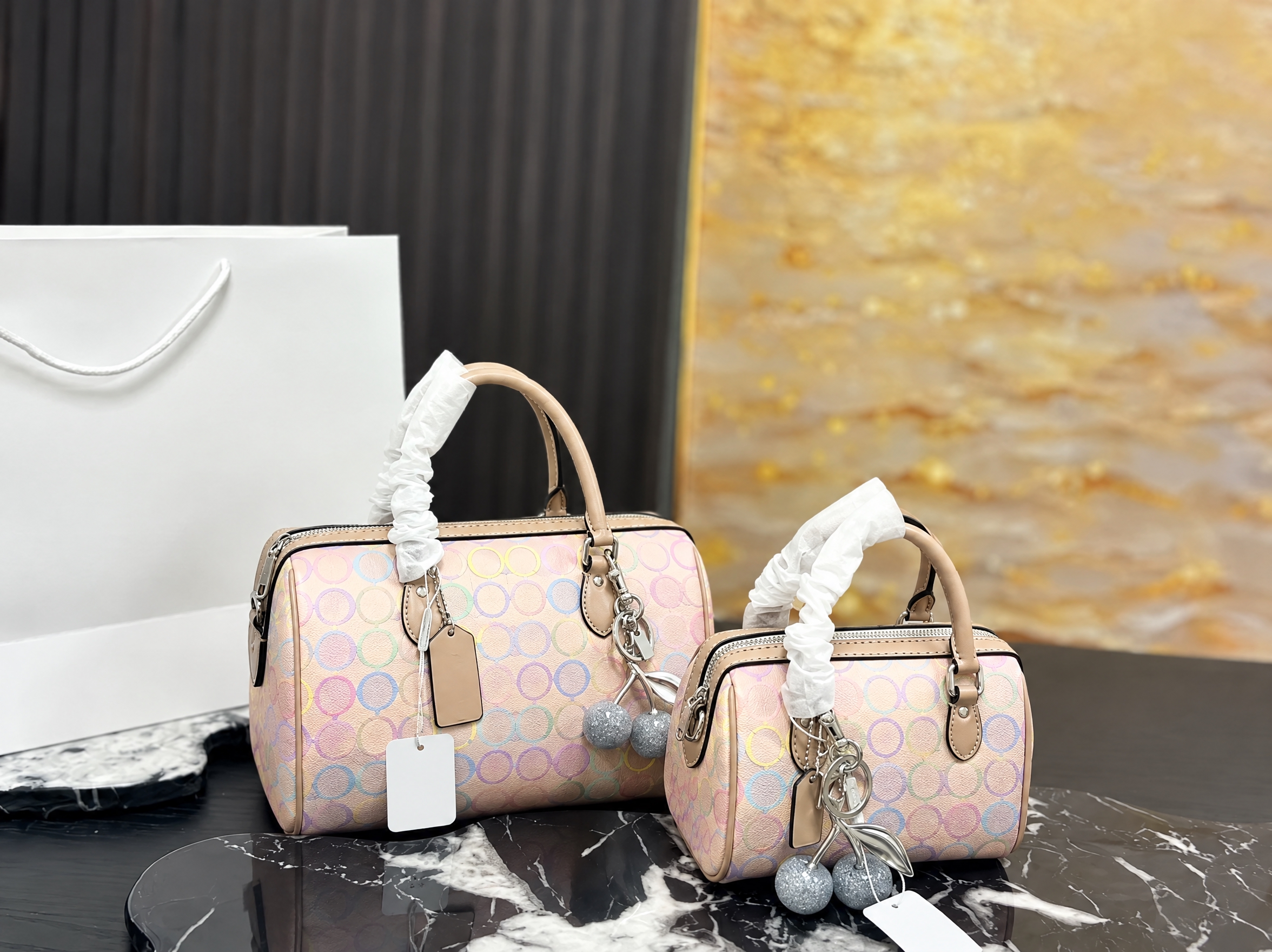去掉图片中所有的COACH品牌LOGO和文字，包括包身金属LO… - 图片创意预览
