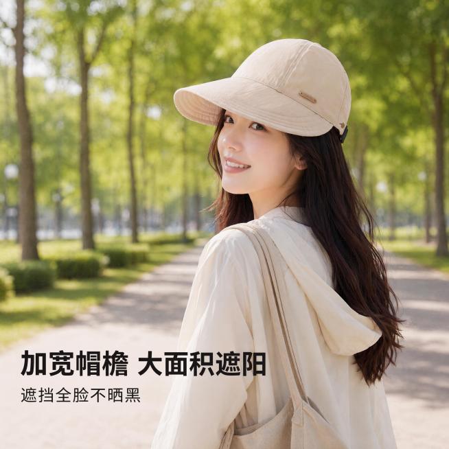 [主图-1] 核心卖点首图，米杏色加宽帽檐防晒遮阳帽户外上身展示。[氛围风格] 夏日户外林间自然场景，清新松弛氛围感。[画质] 商业摄影质感、光线柔和通透、产品清晰真实、画面干净高级。[元素] 亚洲年预览效果