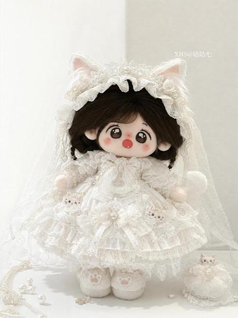 基于参考图，为20cm棉花娃娃设计一款重工花嫁lolita服饰，融入小猫元素，发饰设计带有小猫耳朵，整体风格精致华丽，白色系重工蕾丝设计预览效果
