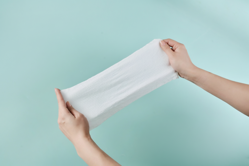 把指甲上的美甲去除干净，保留原图质感预览效果