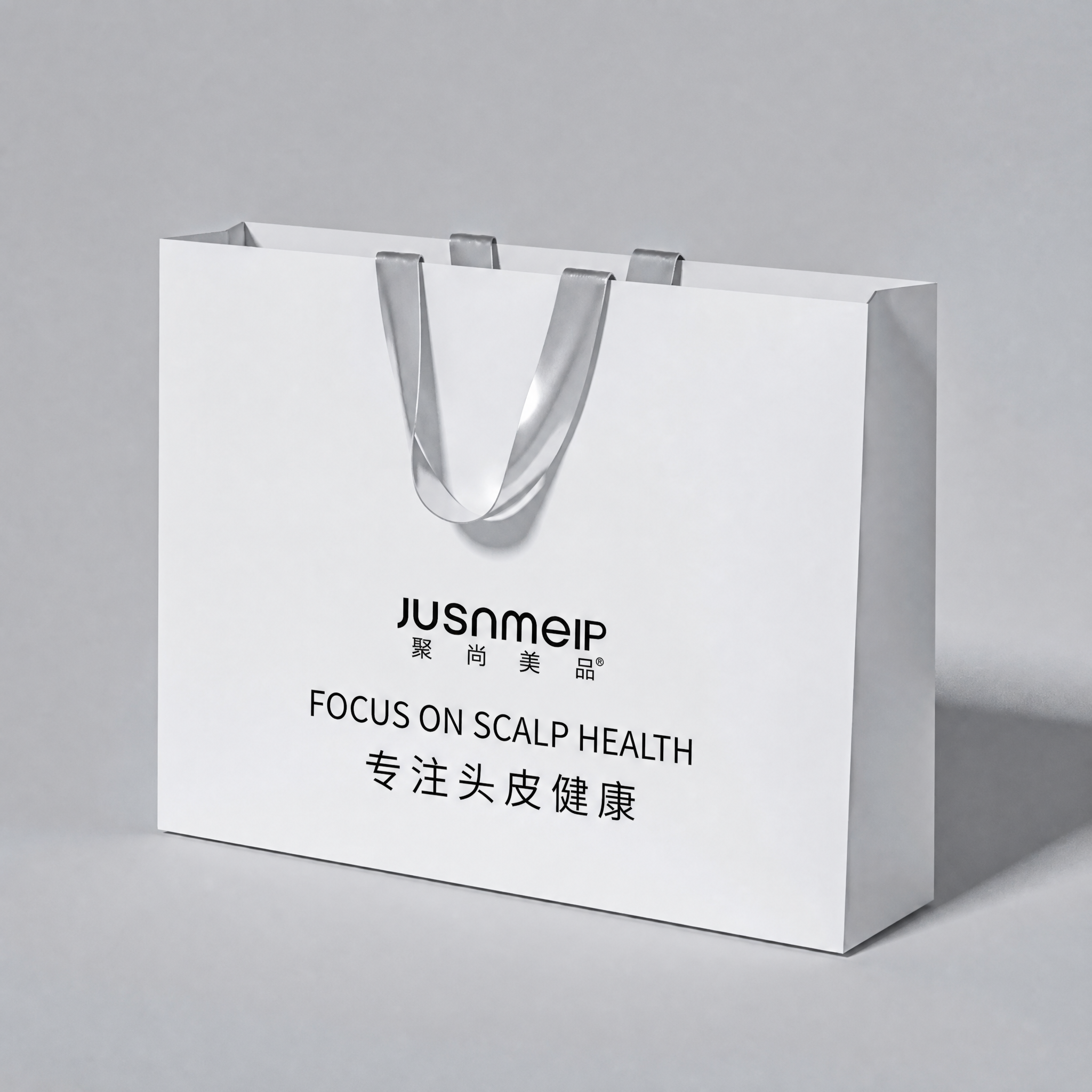 将图一白色手提袋正面的文字信息替换为图二中的文字内容：上方是"… - 图片创意预览