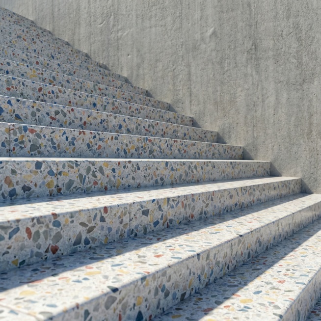 背景换成水泥背景，光线柔和，楼梯换成水磨石台阶预览效果