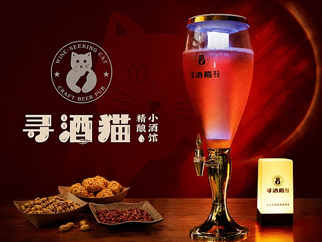 将主图中的寻酒猫精酿小酒馆酒塔产品与品牌LOGO，融合参考图的红色商业海报风格生成第二张融合图。画面比例4:3，深红色背景，酒塔作为视觉主体位于画面右侧，左侧展示寻酒猫圆形猫形LOGO和"寻酒猫 精酿小酒馆"中文文字标识，搭配小食元素点缀，整体氛围热烈有质感。严格保留主图酒塔的结构、金色底座、龙头、杯身LOGO文字等关键细节，保留寻酒猫两个LOGO的完整设计和品牌身份，参考图仅借鉴红色调、海报感、产品展示方式和光影氛围，不复制参考图品牌元素。构图平衡，光影透视一致，边缘融合自然，高清2K画质。