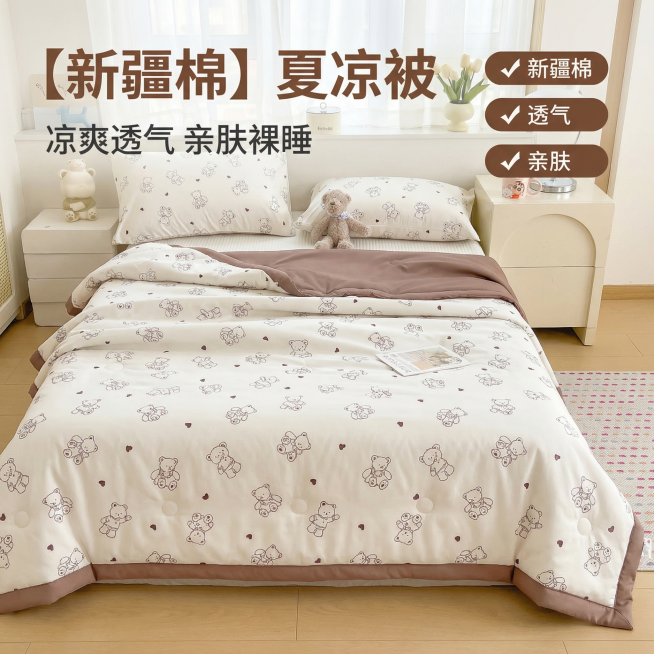 [主图 1] 简约线条小熊新疆棉夏凉被拼多多首图，氛围风格：简约ins风，奶茶色系温柔居家，自然光柔和，突出性价比。画面元素：商业摄影质感、光线柔和通透、产品清晰真实、画面干净高级。夏凉被自然铺在床上预览效果
