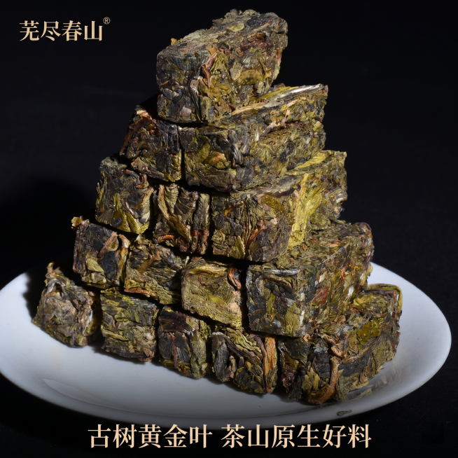 [主图-2]古树黄金叶原料实拍展示主图。画面左上角固定摆放芜尽春山品牌LOGO，位置尺寸样式保持不变，不遮挡产品主体。保持冰岛古树黄金叶原料外观结构、材质质感、颜色与输入产品图绝对一致，杜绝变形色差，预览效果