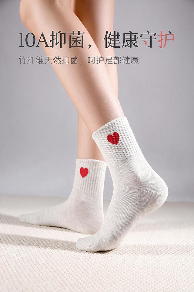 [商品] 使用【图3】女款浅灰白色爱心刺绣中筒袜模特站立上脚图；商品处理：100%继承原袜子的针织面料、纱线纹理、织物颗粒、原有红色爱心印花、褶皱、明暗光影，袜子质感完全复刻原图，禁止重新生成袜子材质。仅适配环境光影，袜子本身纹路细节不做美化、不抹平颗粒，不要塑料光滑感。真实实拍，纪实质感，不过度修图。
[画面] 模特展示页，目标突出10A抑菌健康守护的核心卖点。画面中央为模特双腿站立姿态，穿着浅灰白色爱心中筒袜，整体展示上脚效果，背景为高级感浅灰渐变+米色地毯，左侧或上方留白放标题文案。产品占画面约50%，营造健康舒适的穿着氛围。
[视觉] 套系策略：风格=时尚高级纪实商业摄影；标题字=现代简约无衬线粗体；正文字=简洁无衬线体；主色=米白浅灰调；背景延展=基于米白浅灰做深浅层级、同色渐变和细腻织物/哑光质感；强调色=温柔珊瑚红，仅用于小面积图标、引线和标题点缀；标题色=深炭灰；正文色=中暖灰；组件=圆角浅底信息卡、细线引线；光影=左前侧明亮柔光，自然真实。
[文字] 上方主标题"10A抑菌，健康守护"，副标题小字"竹纤维天然抑菌，呵护足部健康"，文字横向排版，不遮挡袜子主体和爱心刺绣。
[规格] 图片比例2:3竖版，分辨率2K，负向提示：避免袜子材质改变、针织纹理丢失、塑料光滑感、过度磨皮、文字竖排、错字、极限词、低俗擦边、第三方平台logo。