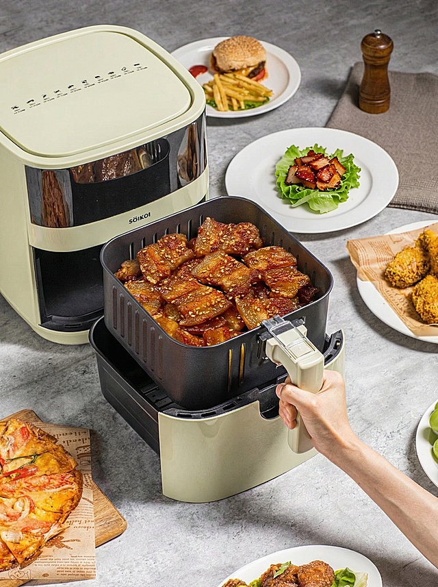 放上生菜和五花肉