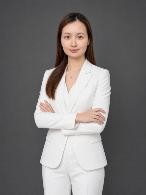 基于参考人像生成一张职业形象照，人物身着净白色聚酯纤维材质西装外套，搭配同色系V领内搭，白色高腰聚酯纤维西装裤，面料细腻挺括，兼具柔和垂坠感与适度版型支撑力。背景为简约冷调深灰色纯色背景，呈现均匀柔和预览效果