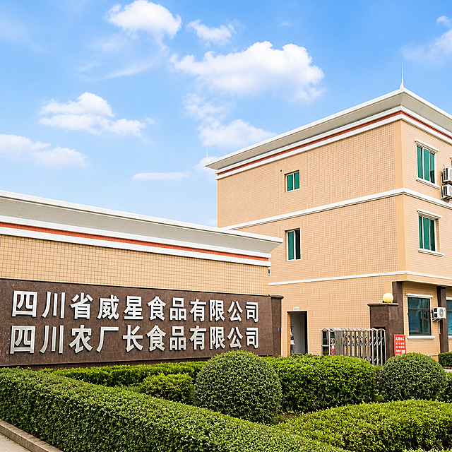 清理干净楼房墙面的污渍和老旧痕迹，修复墙面瓷砖，让楼体外立面看起来干净崭新，整体画面保持大气明亮