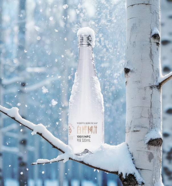 将饮品图融入冬日雪景场的枝桠上，景中瓶身落雪，枝叶轻覆积雪瓶身文字清晰预览效果