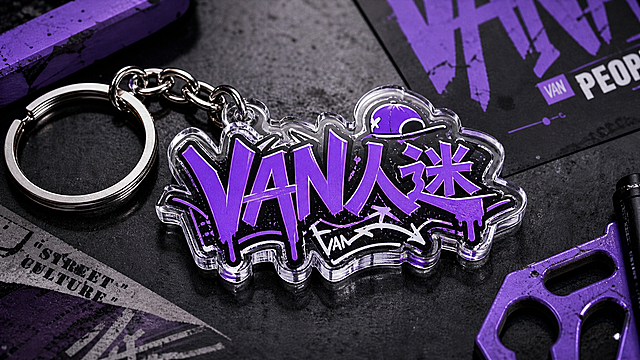 设计hiphop风格钥匙扣，印有紫色街头涂鸦风格的'VAN人迷'logo，街头嘻哈潮流风格，亚克力材质实物展示，2k高清精度