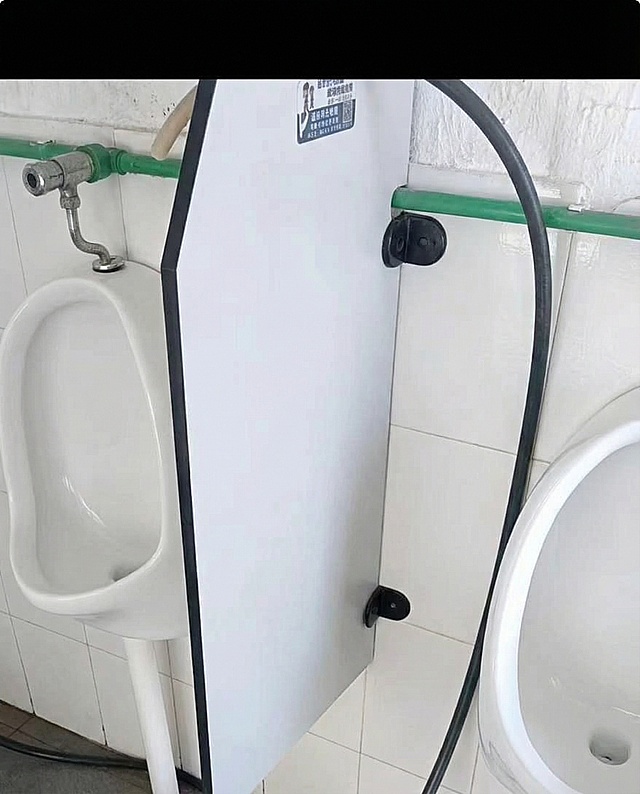把图中厕所变的干净些