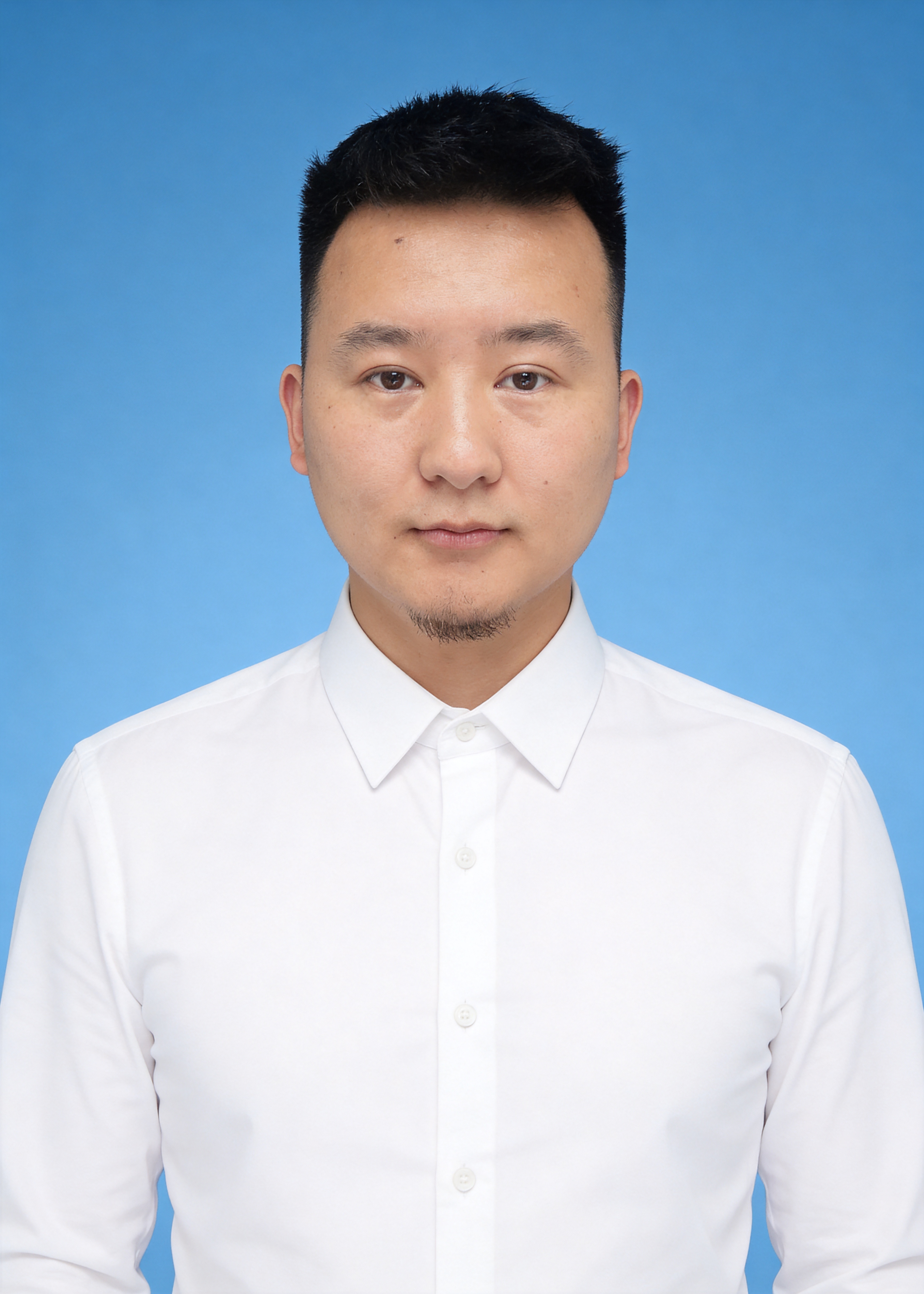 保留第一张图中人物的发型、脸型、年龄与五官特征，生成标准样式纯… - 图片创意预览