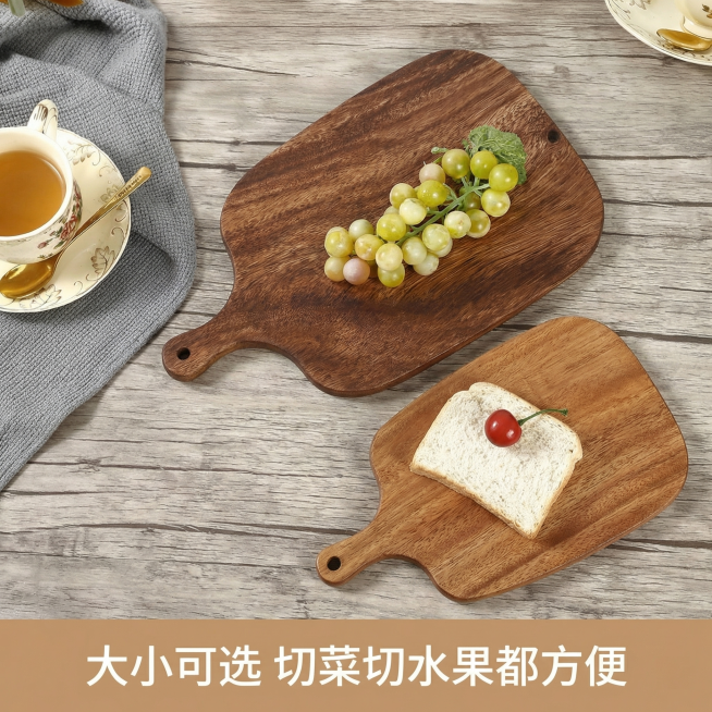 [主图 4] 多规格使用场景展示图
[氛围/风格] 温馨生活风，真实自然的美食氛围感。
[画面元素] 灰色木纹桌面上，大小两块带手柄砧板分别摆放了食物，大砧板放一串新鲜青提，小菜砧板放一片吐司加樱桃，预览效果
