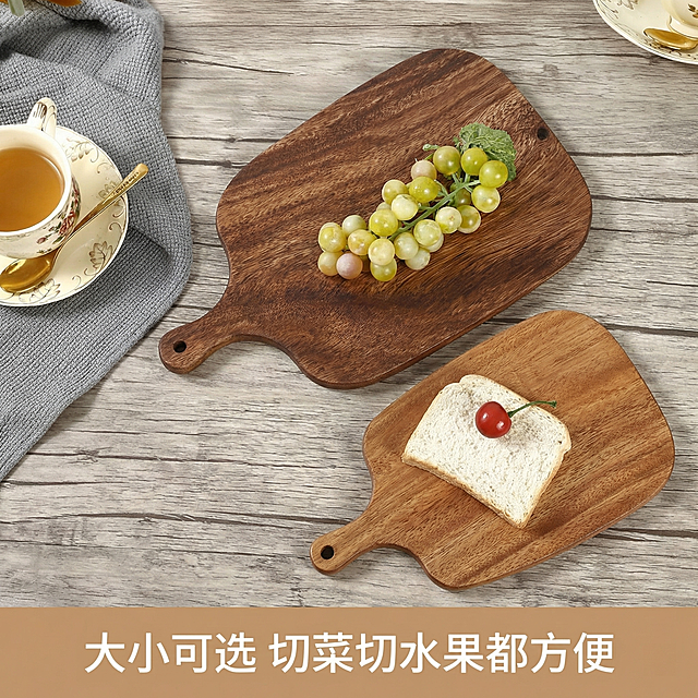 [主图 4] 多规格使用场景展示图
[氛围/风格] 温馨生活风，真实自然的美食氛围感。
[画面元素] 灰色木纹桌面上，大小两块带手柄砧板分别摆放了食物，大砧板放一串新鲜青提，小菜砧板放一片吐司加樱桃，左侧搭配咖啡杯和灰色餐布，延续参考图的摆放构图，展示两款砧板同时使用的场景，整体画面丰富真实，突出产品多用性。保持产品外观与参考图一致。
[配色色系] 原木深棕色搭配灰色桌面，食物新鲜色彩，整体自然温馨。
[视角构图] 俯视平铺拍摄，构图饱满层次分明。
[文字版式] 底部浅棕色半透明横幅，文字“大小可选 切菜切水果都方便”白色字体居中，不遮挡产品主体。
[比例分辨率] 1:1 比例，2k分辨率。保持产品外观一致。