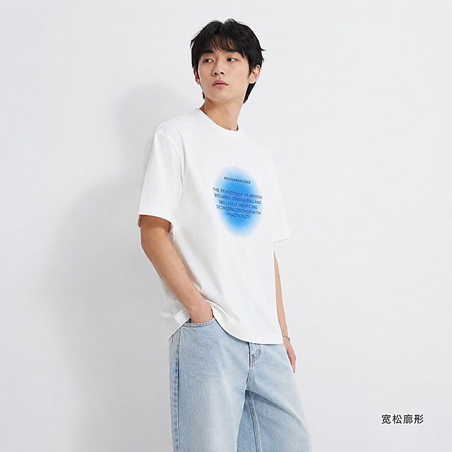 [主图-2] ADER ERROR CODE短袖T恤侧面展示穿搭图
[氛围风格] 简约街头风，松弛感，自然街拍
[画质] 商业摄影质感，光线柔和通透，产品清晰真实，画面干净高级
[元素] 同一位亚洲年轻男模特，穿着这件白底蓝色渐变印花短袖T恤，浅蓝色宽松牛仔裤，侧身45度站立在极简纯白色墙面背景前，身体微转展示T恤侧缝和宽松廓形版型。保持T恤外观（物理结构、材质质感、颜色）与输入产品图绝对一致，杜绝任何变形和色差，精细化处理。商品主体占比严格控制在60%-80%之间，画面满屏无边框
[光影] 侧前方柔光，突出衣身轮廓和面料垂感，光线均匀柔和
[配色] 主色调干净白色，蓝色印花点缀
[视角构图] 平视中景，模特膝盖以上出镜，展示侧面版型
[文字版式] 右下角小面积文字标注“宽松廓形”，深灰色小字不遮挡主体
[输出要求] 1:1比例，文字清晰可辨，超高清商业摄影质感
[负向提示词] 变形，文字错乱，产品图模糊，背景杂乱，水印，电商平台Logo，遮挡主体